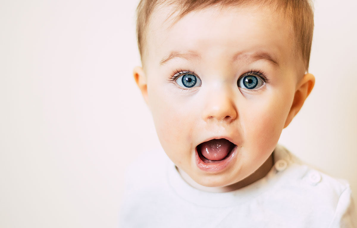 Baby with blue eyes and mouth open | mōmi