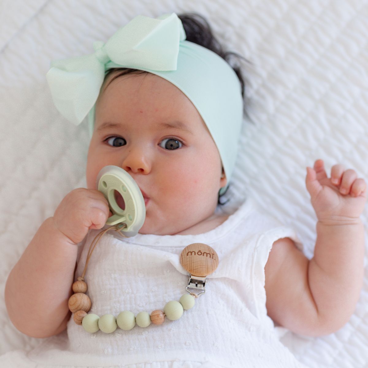 mōmi babypace pacifier clip - pistachio