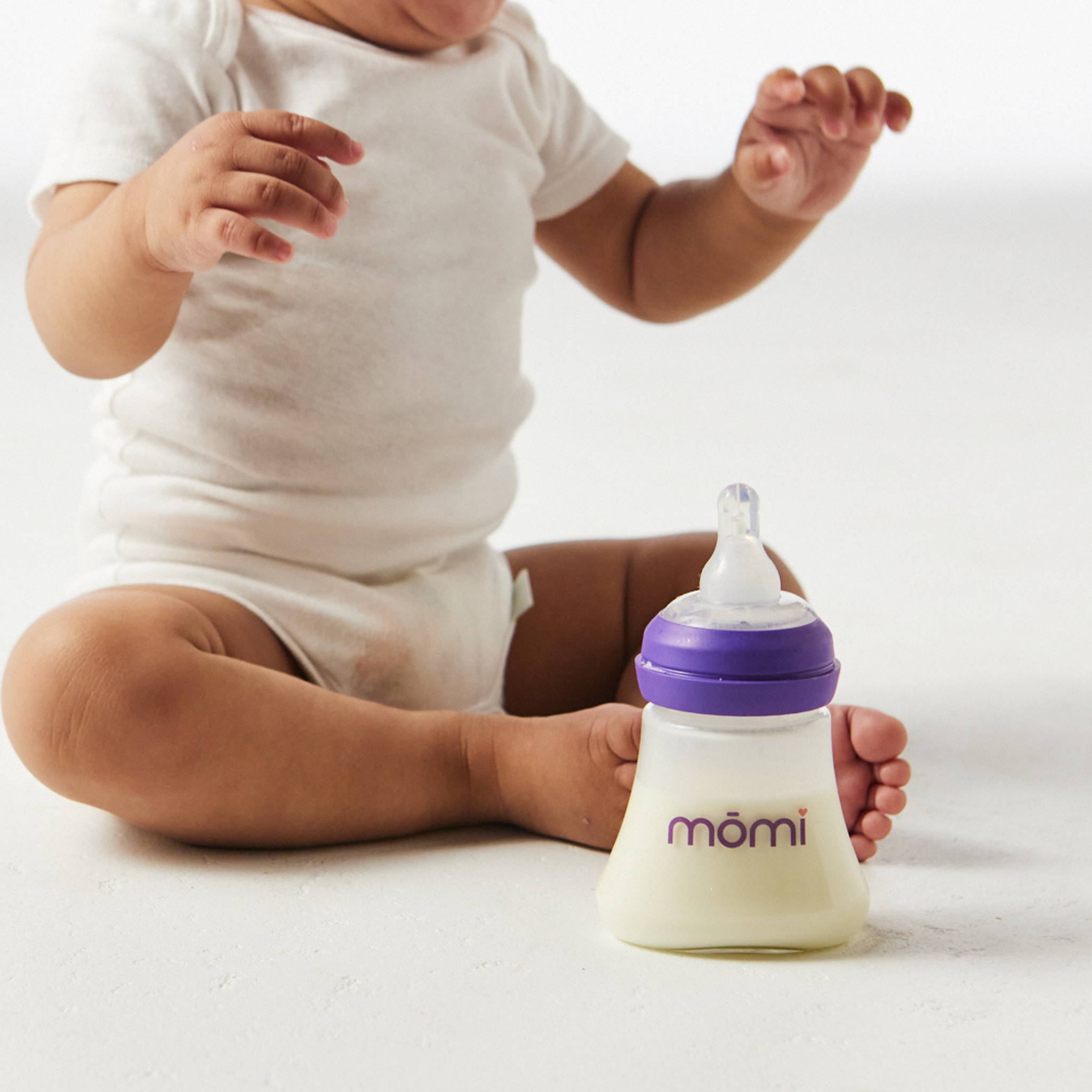 mōmi breast-like bottle, glass 5oz purple