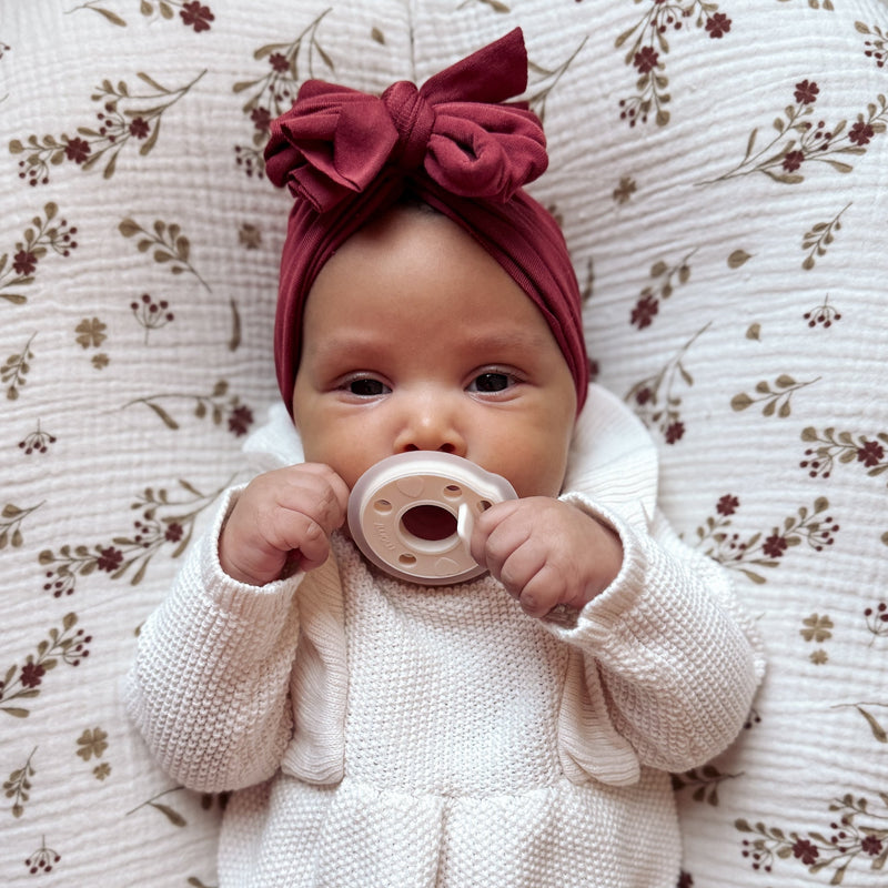 mōmi: breastfeeding bottle and pacifier designed to work like mom