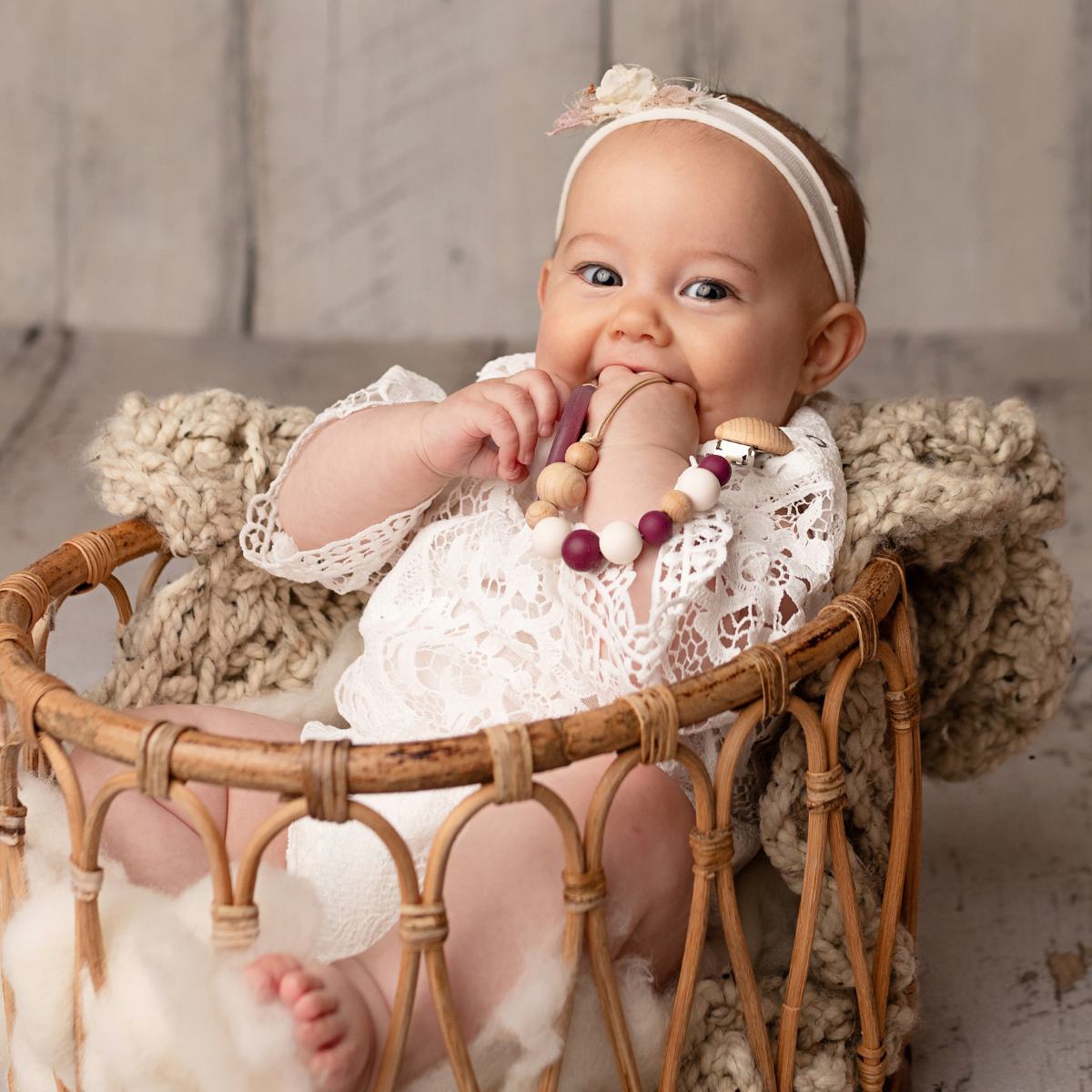 mōmi babypace pacifier clip - candy cane