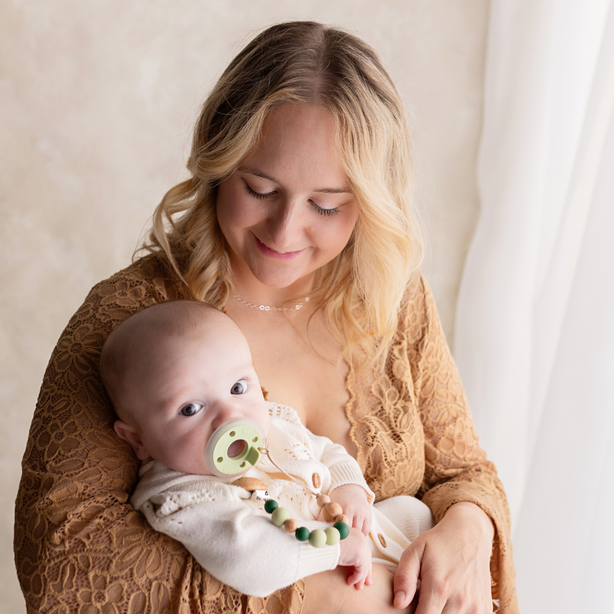 mōmi babypace pacifier clip - wintergreen