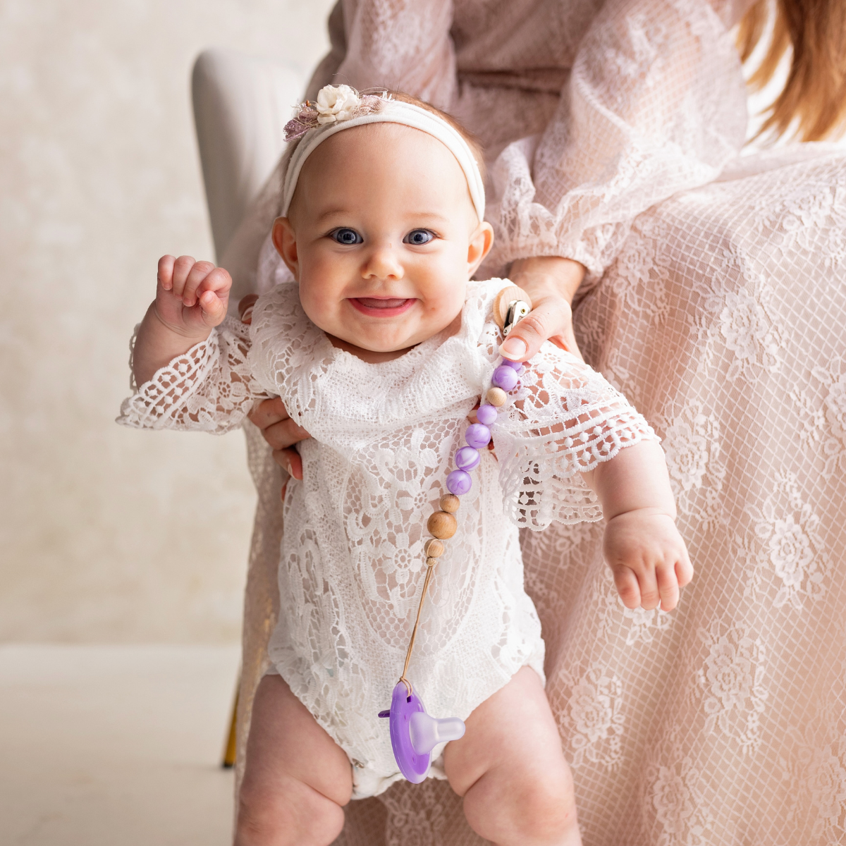 mōmi babypace® breast-like pacifier clip